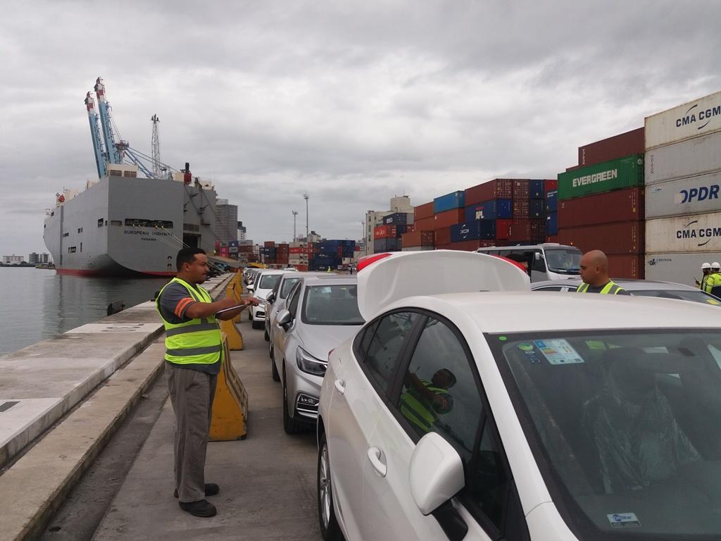 Porto de Itajaí recebe terceiro “teste” de desembarque de veículos importados.