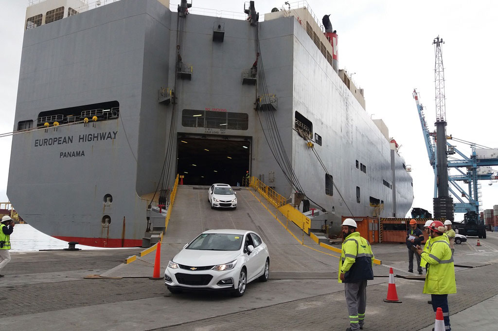 Porto de Itajaí recebe mais 1,2 mil veículos em outro teste da montadora General Motors
