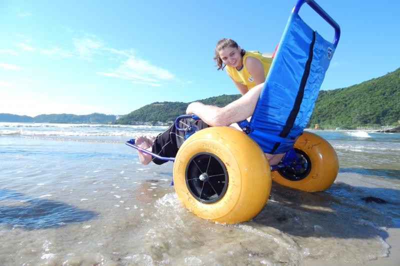 Rodas ao Mar, para atender  cadeirantes nas praias de Itajaí