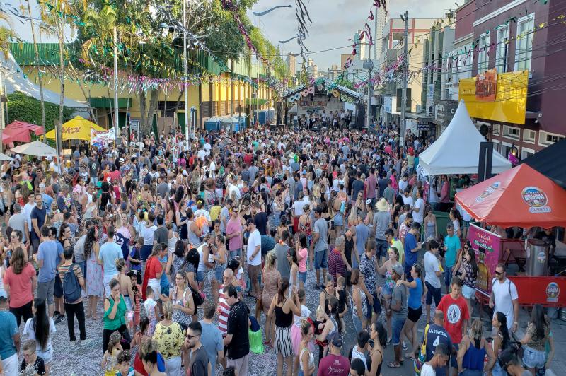 Carnaval de Itajaí, com ambiente familiar, atraiu público recorde