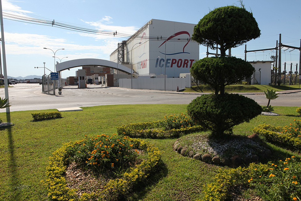No complexo da Portonave, a Iceport Câmara Frigorífica
