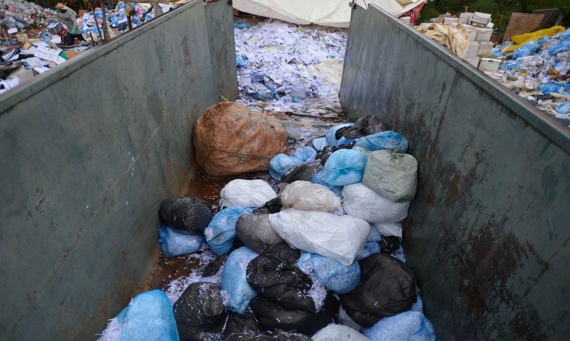 Lixões estão sendo desativados no Brasil