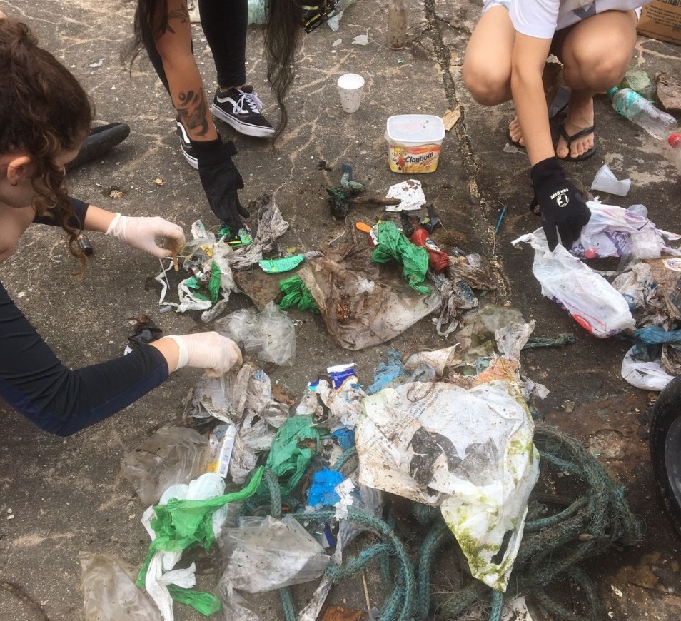 Resíduos são retirados dos costões de Balneário Camboriú