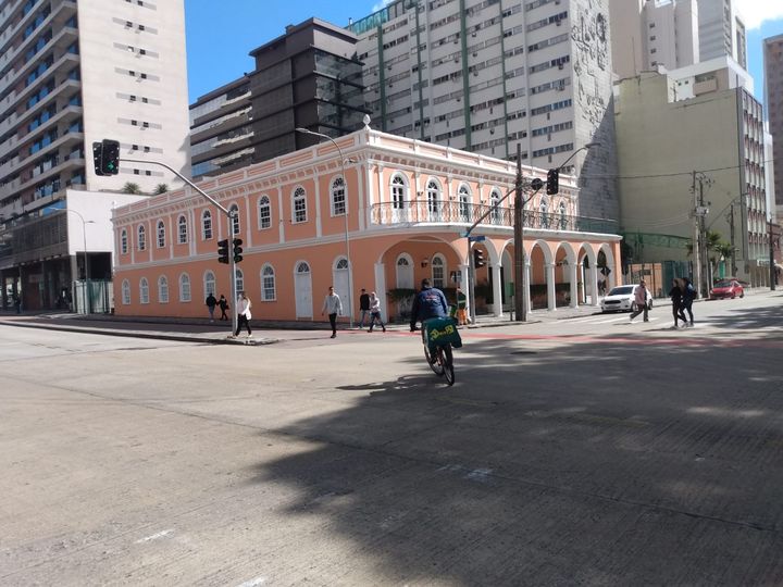 Era 1880. Curitiba ganhava a Santa Casa, belos palacetes e recebia a visita de D. Pedro II