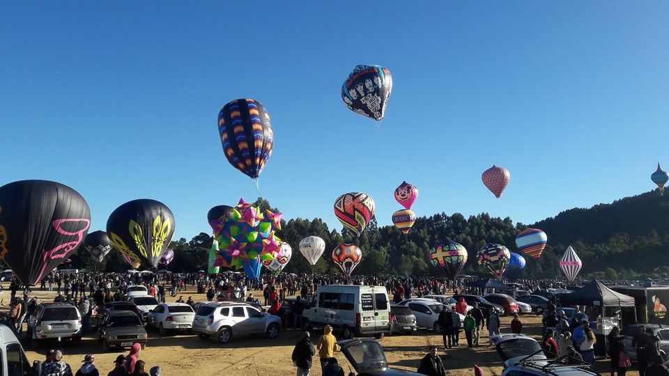 O colorido dos balões sem fogo nos céus de Tunas do Paraná