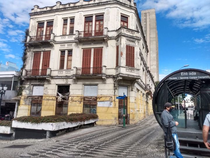 Um edifício que foi belo e poderia voltar a ser, abandonado no centro de Curitiba
