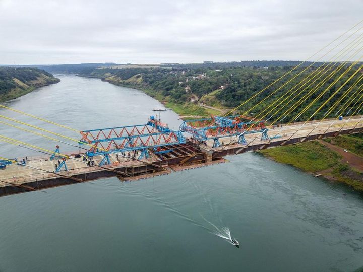 Dois lados da nova Ponte da Integração se encontram e conectam Brasil e Paraguai