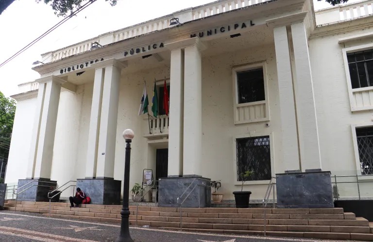 Biblioteca Pública de Londrina, que já foi Forum, chega aos 71 anos recebendo reformas gerais