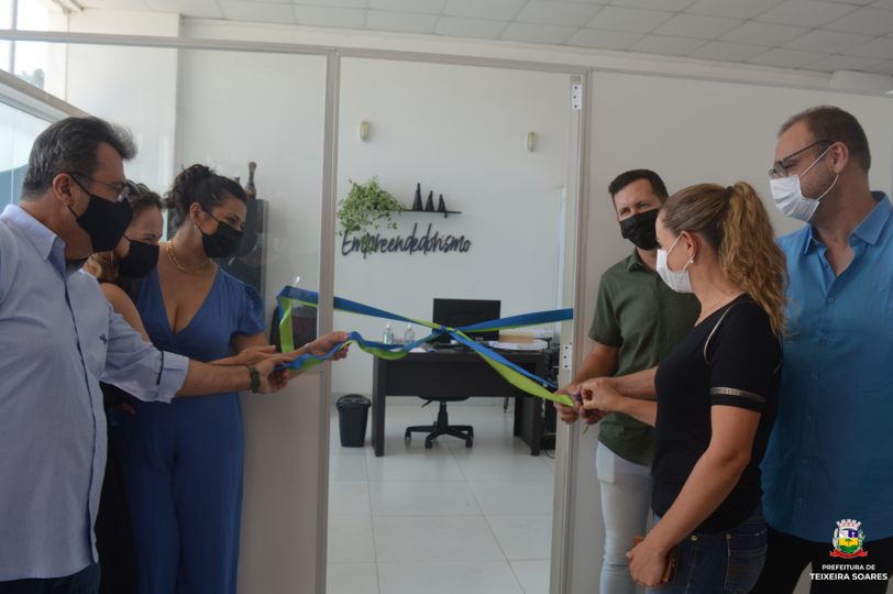 Teixeira Soares inaugura a Sala do Empreendedor