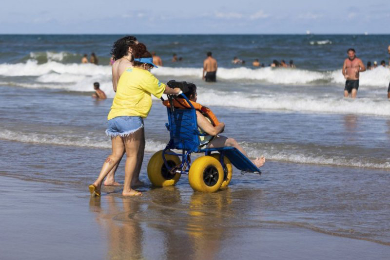 Cadeiras anfíbias permitem acessibilidade nas praias de Guaratuba