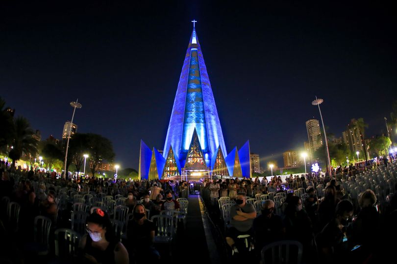 Abertura de Natal da Prefeitura de Maringá emociona milhares de pessoas na Praça da Catedral