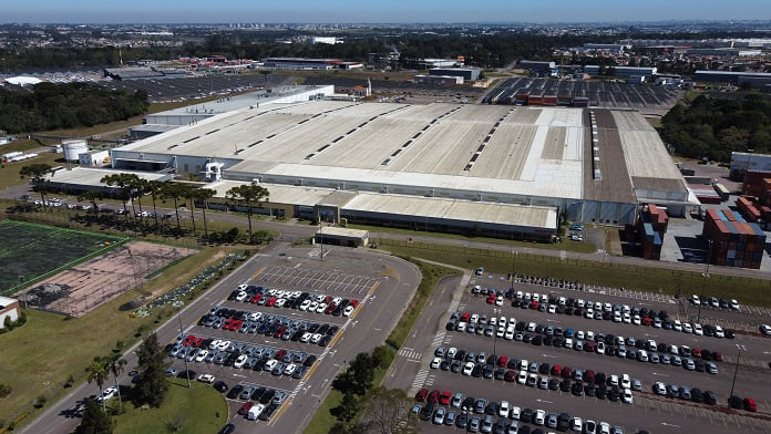 Fábrica de utilitários da Renault chega aos 20 anos perto de produzir 500 mil veículos