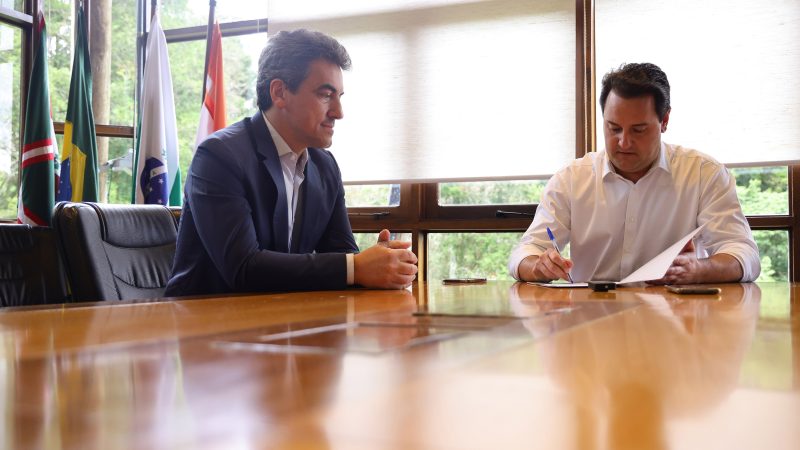 Governador assina contrato para a construção da Ponte de Guaratuba