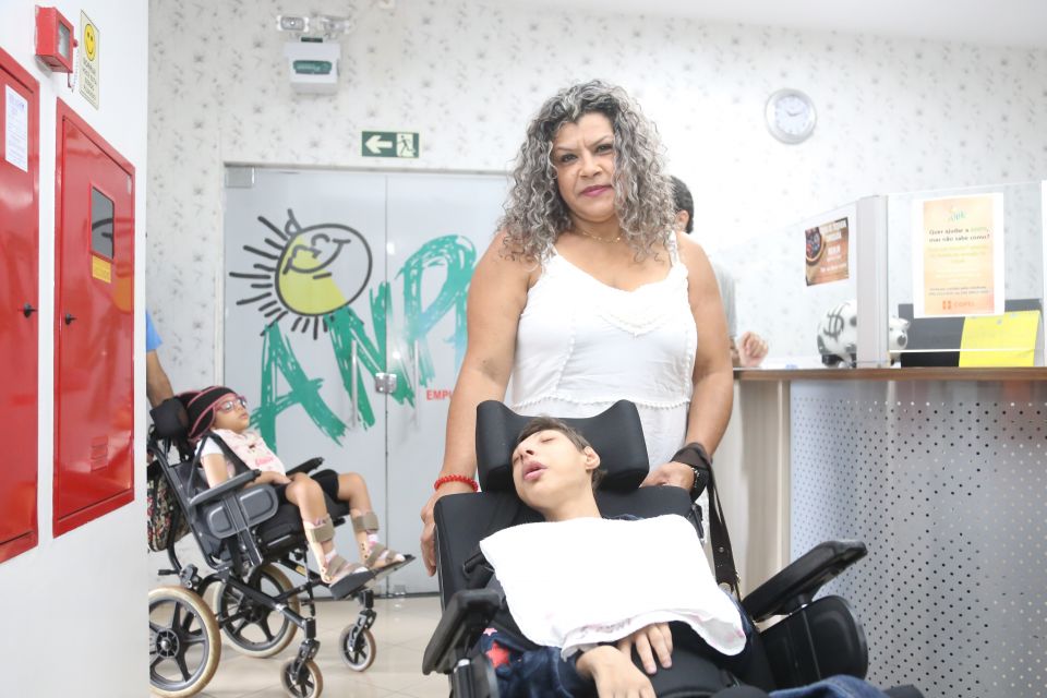 Emoção marca cerimônia de entrega de mais de 200 cadeiras de rodas para pacientes da ANPR