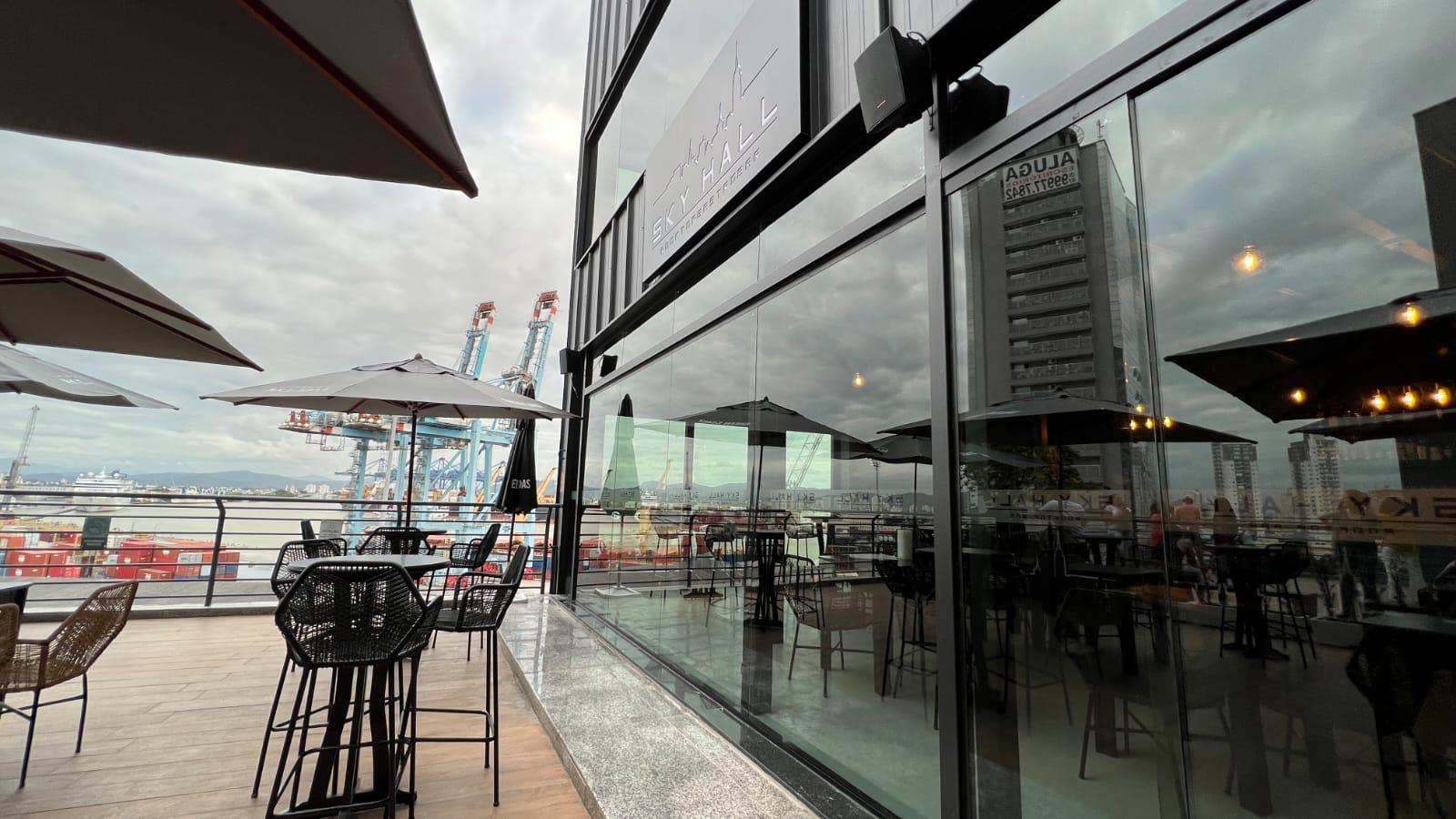 Sky Hall Rooftop Bar inaugura no Itajaí Shopping com a mais bela paisagem