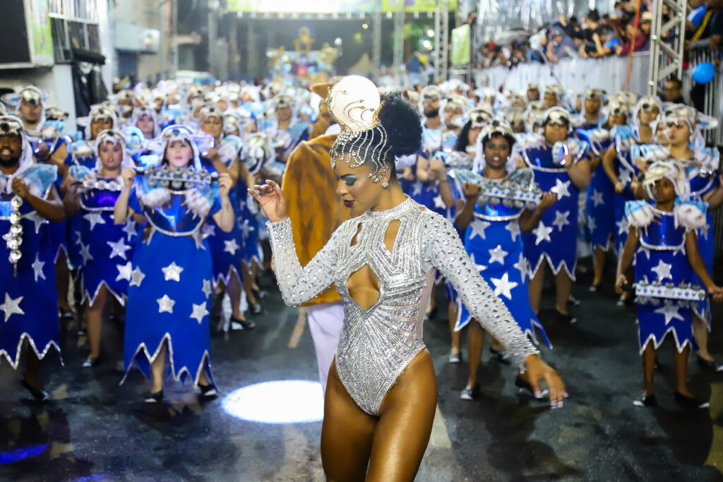 Blocos no Carnaval de Curitiba, que terá show de Anitta