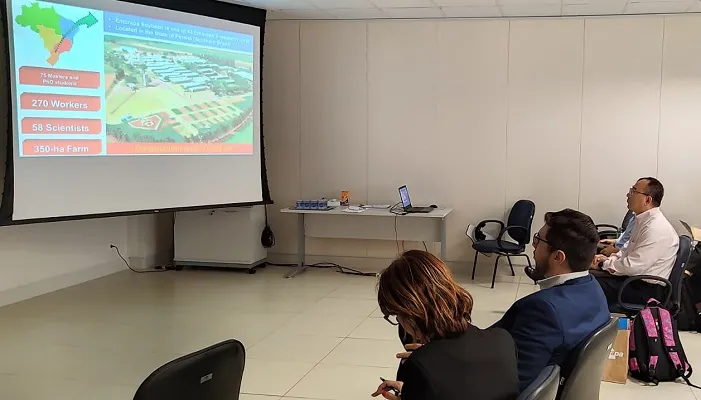 Pesquisadores chineses vêm a Londrina conhecer técnicas de cultivo da soja