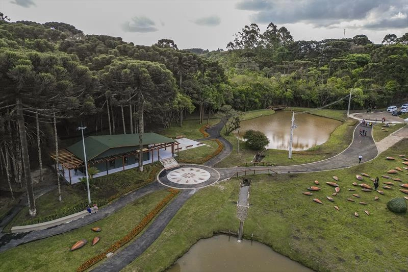 Muitos parques na Curitiba que comemora 330 anos