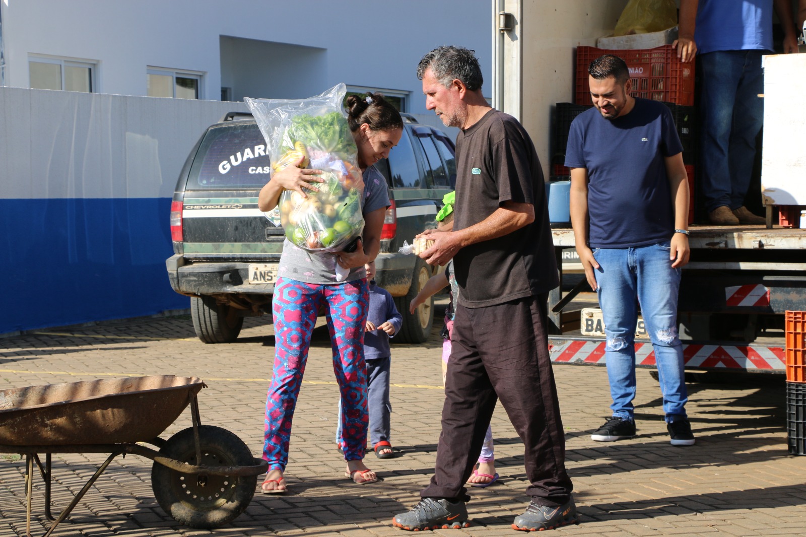 Troca de materiais recicláveis por alimentos dá atendimento a 600 famílias em Castro 