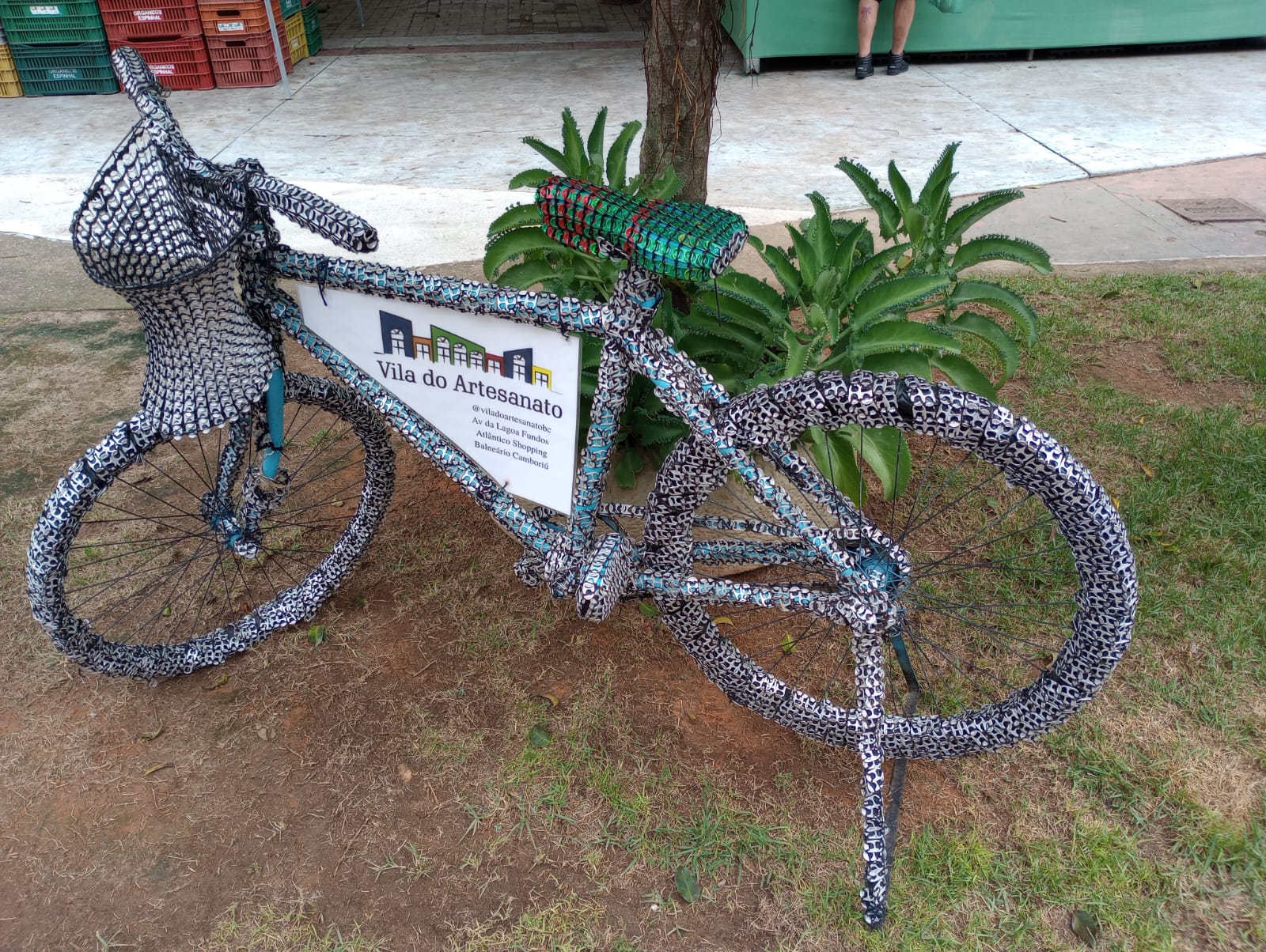 Lacres de latas de cerveja cobrem uma bicicleta em Balneário Camboriú