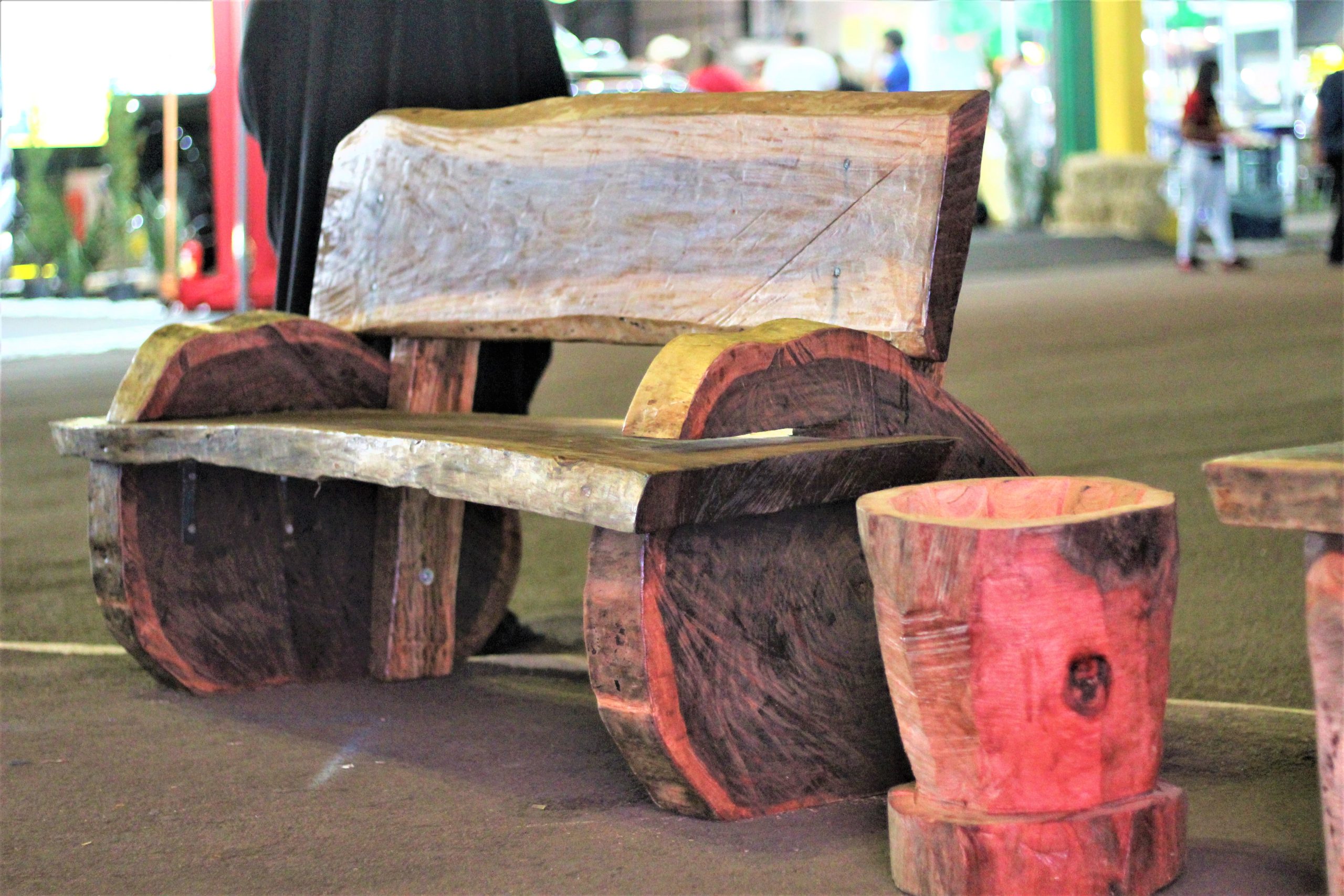 Maringá vai transformar galhos e troncos de árvores em bancos e mesas para praças