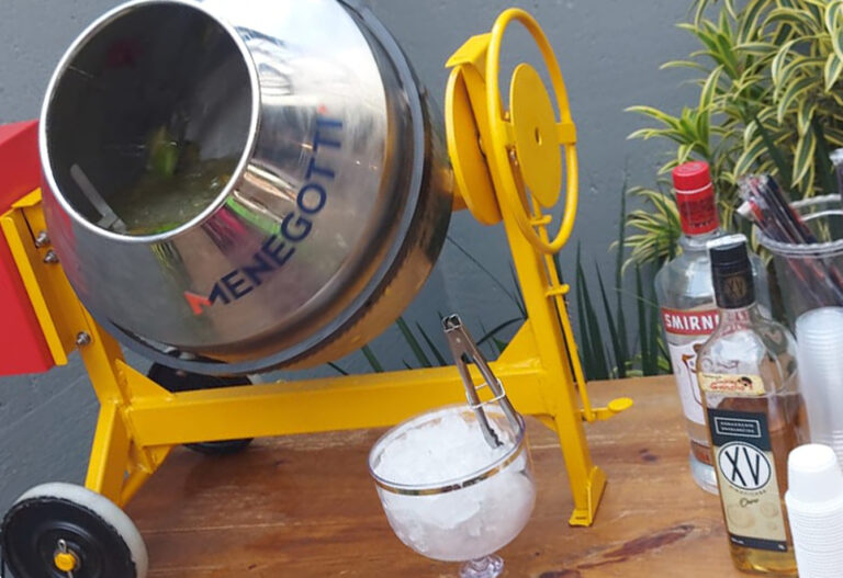 Uma mini betoneira de inox para preparar caipirinhas e drinks