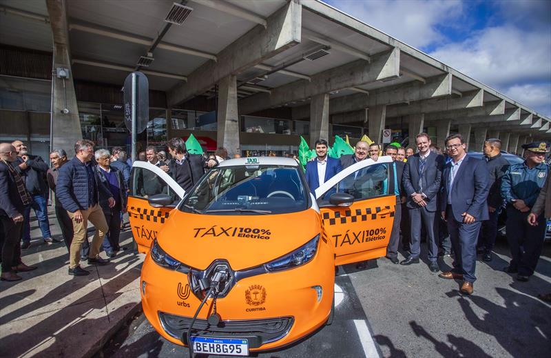 Curitiba começa a testar táxis 100% elétricos para o transporte de passageiros 
