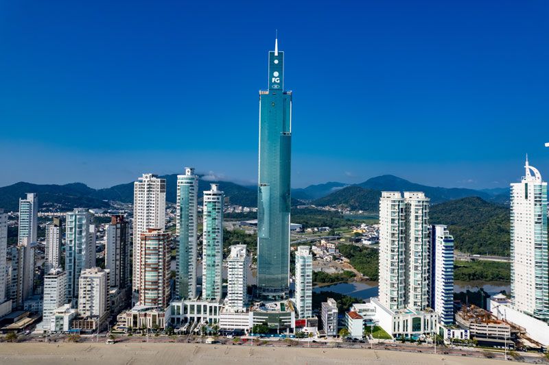 Balneário Camboriú, com os prédios mais altos do mundo, é o laboratório da construção