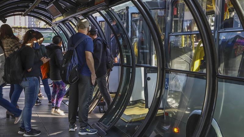 Urbs começa a reforma de 120 estações-tubo em Curitiba