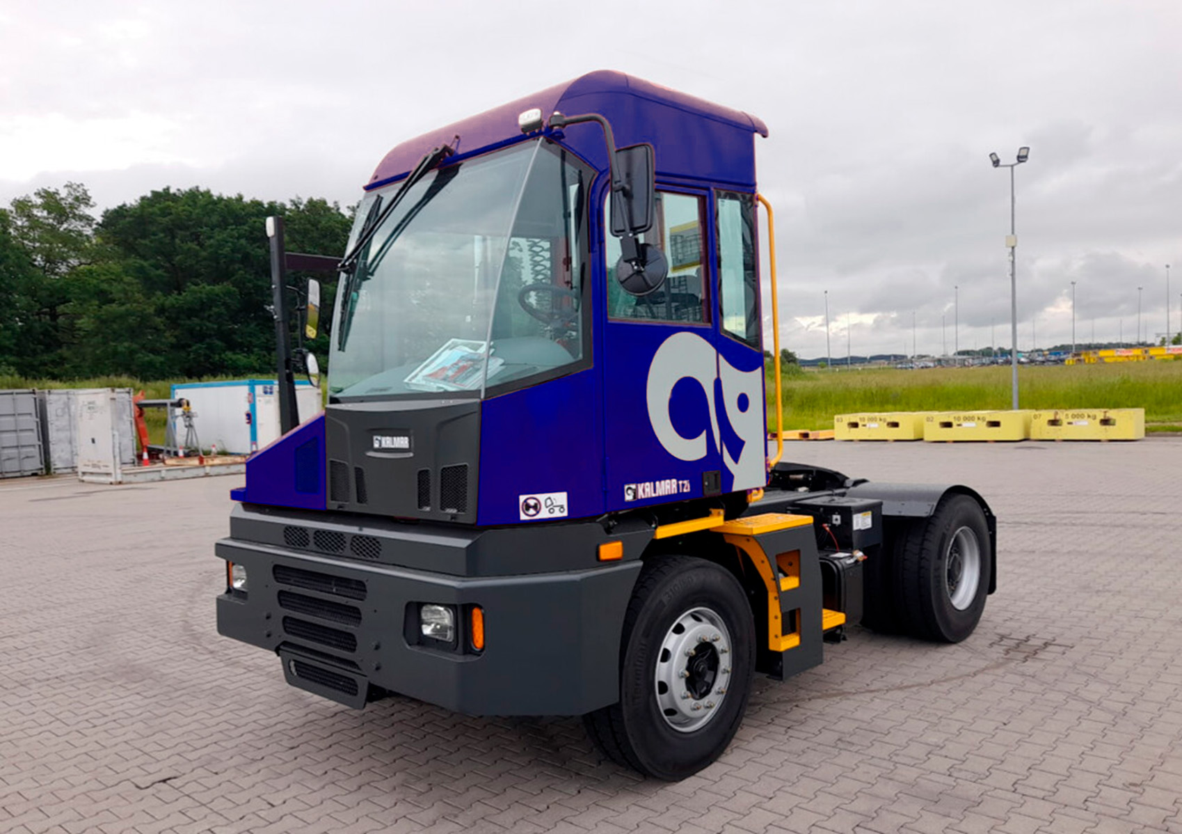 TCP assina a compra de 17 caminhões para transporte de contêineres no pátio do terminal