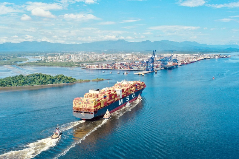Maior navio porta-contêineres em comprimento atraca em Paranaguá