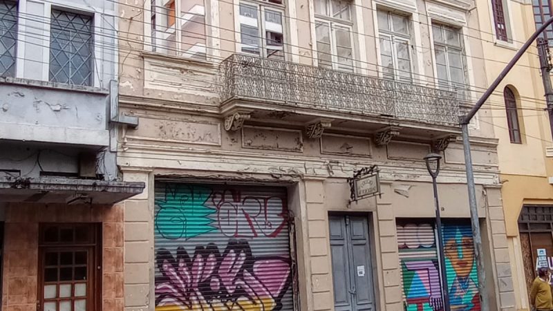 Um prédio com (ainda) bela fachada abandonado no centro de Curitiba