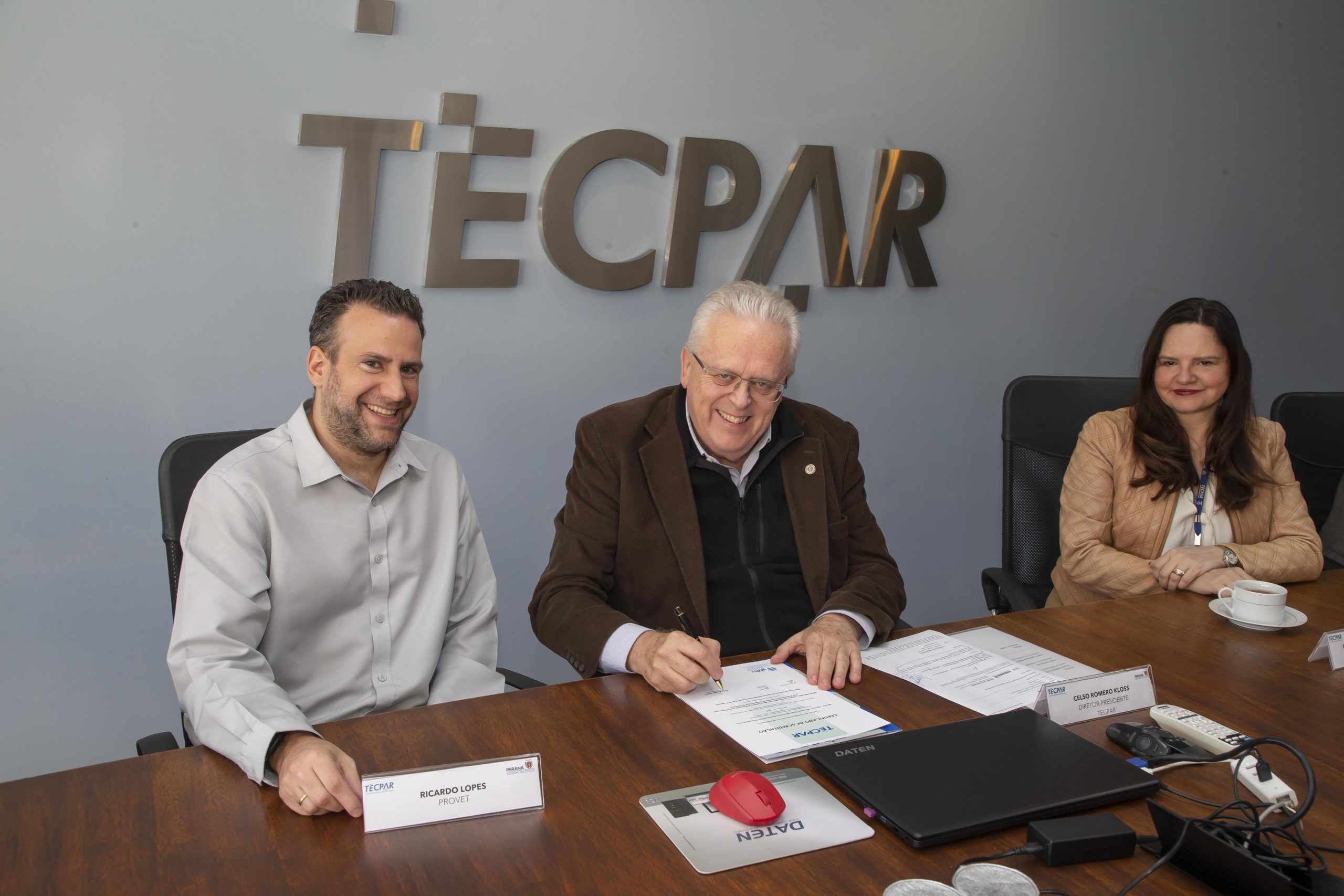 Tecpar concede primeira certificação para laboratório veterinário