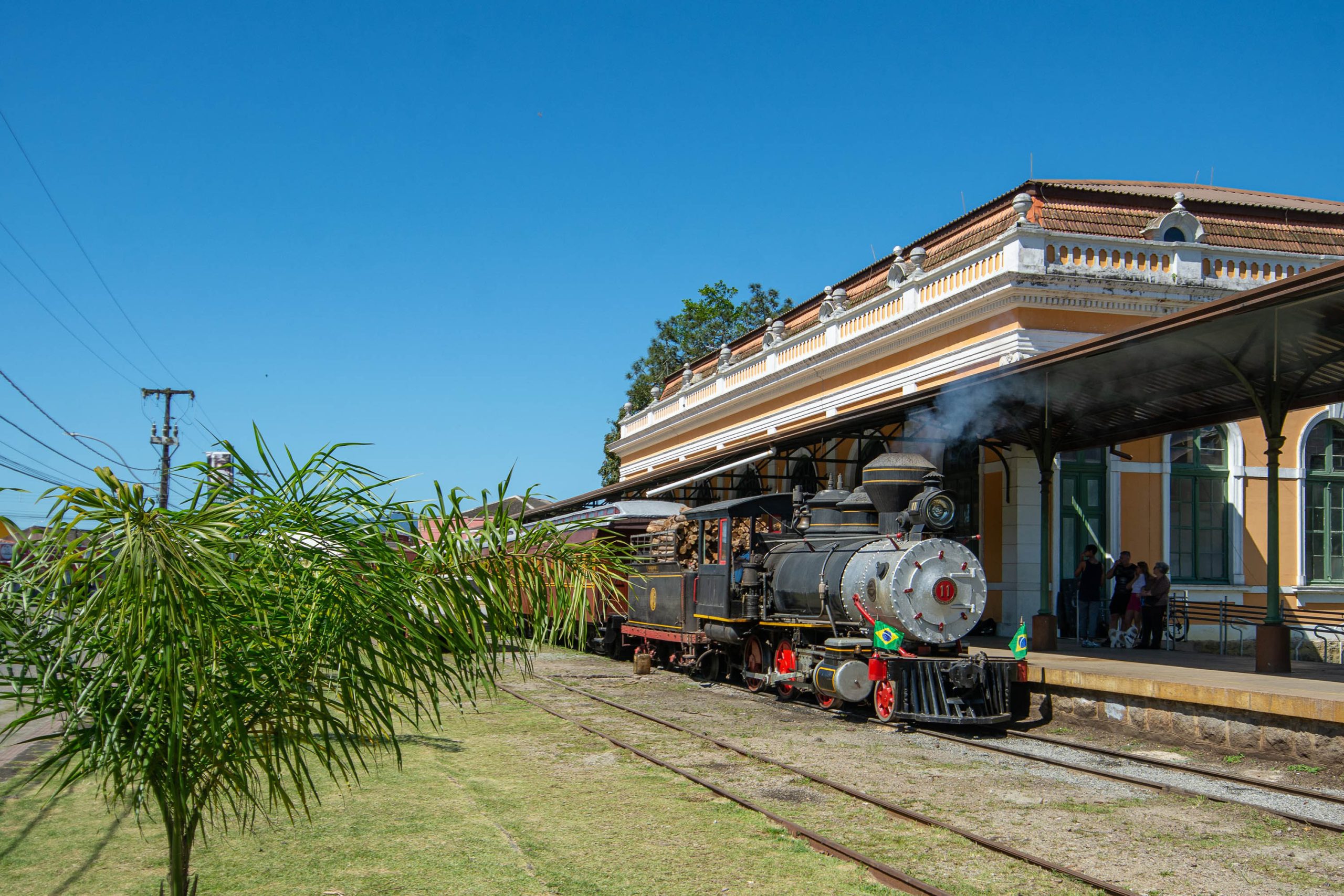 Gastronomia típica, música e cultura: passeio de trem é opção turística do verão paranaense