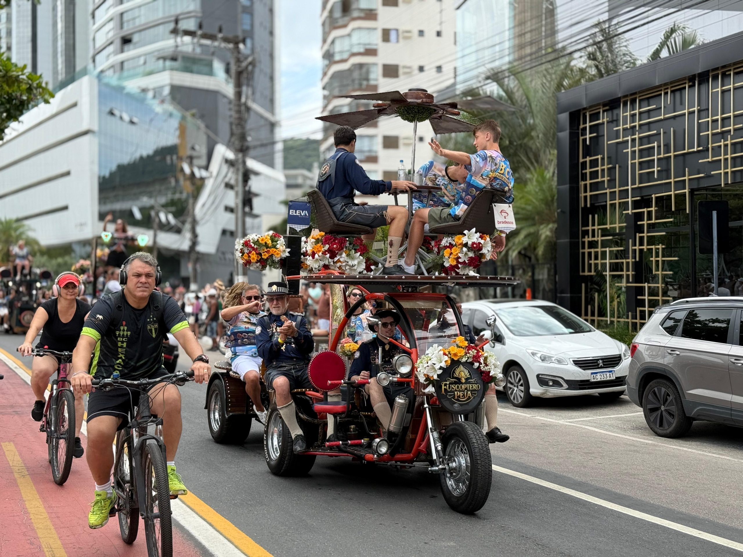 Planetapéia em BC: desfile reúne milhares de espectadores na orla da praia central
